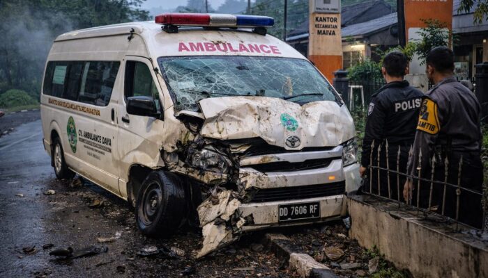 Ambulans Pembawa Jenazah Tujuan Toraja Kecelakaan di Enrekang, Satu Penumpang Luka