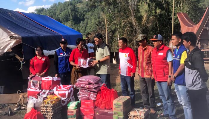 Bupati Toraja Utara Serahkan Bantuan Korban Kebakaran di Denpina dan Sesean Suloara