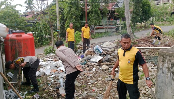 Kapolsek Alla Pimpin Kerja Bakti Bersihkan Lingkungan Masjid Al-Ansar dan Kantor PDAM