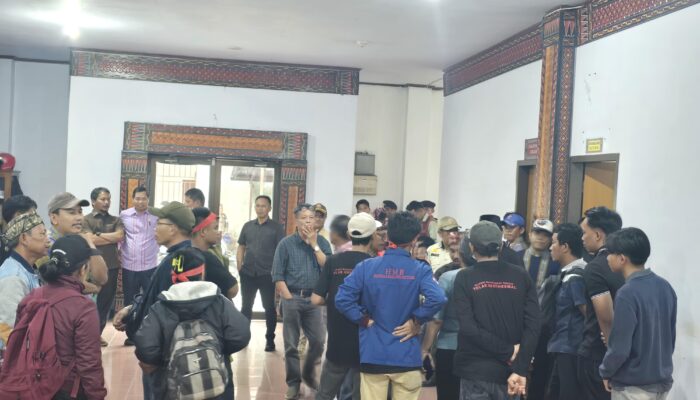 Enggan Tanda Tangani Pernyataan Tolak Geothermal, Bupati Tana Toraja Dikurung Massa di Kantor DPRD