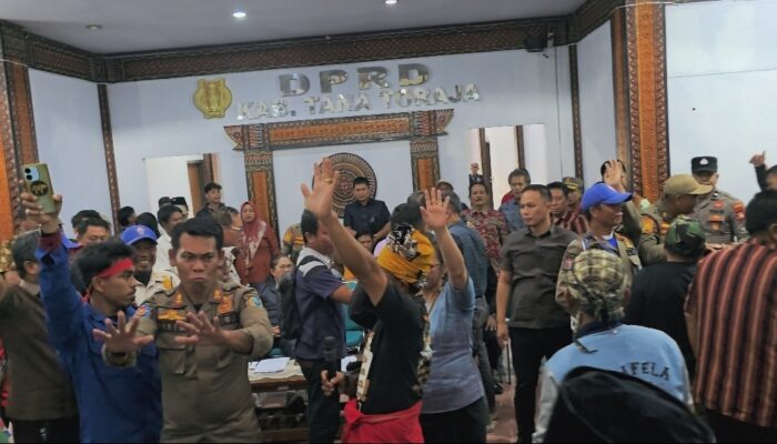 Bupati Tana Toraja Nyaris Bentrok dengan Massa Aksi Tolak Geothermal