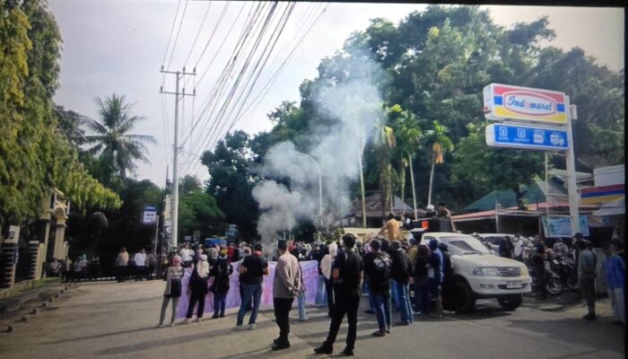 Ratusan Massa Demo di Polres Enrekang, Soroti Izin Tambang Emas CV Hadaf Karya Mandiri