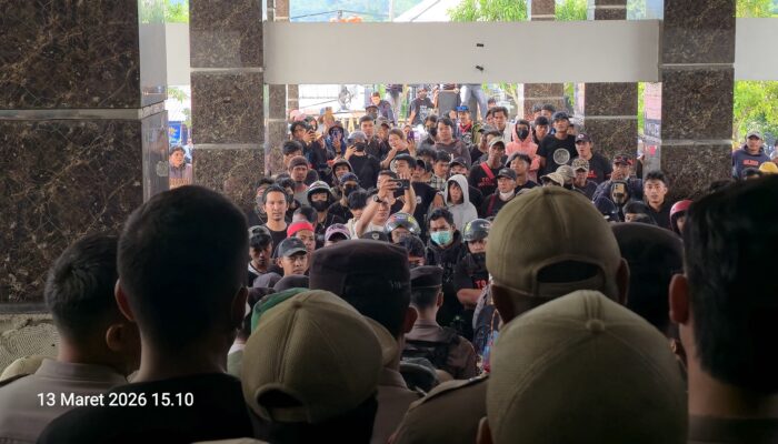 Aliansi Rakyat Tolak Geothermal Seruduk Kantor Bupati, Massa Desak Sikap Tegas Bupati Zadrak Tombeg