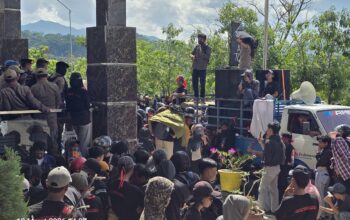 Aliansi Rakyat Tolak Geothermal Saat Menggelar Unjuk Rasa di Kantor Bupati Tana Toraja (Red)