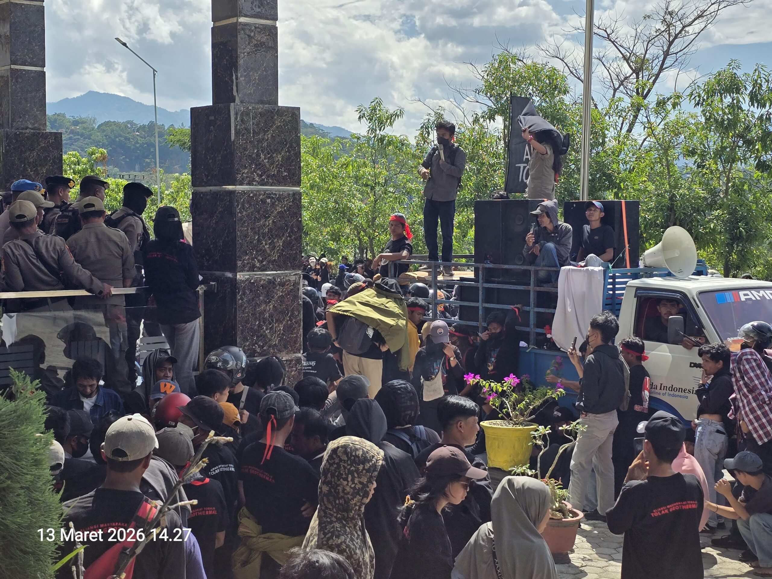 Aliansi Rakyat Tolak Geothermal Saat Menggelar Unjuk Rasa di Kantor Bupati Tana Toraja (Red)
