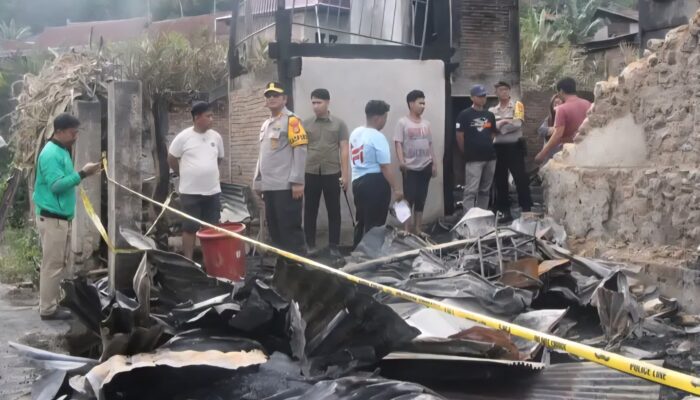 Kapolres Enrekang Turun Langsung Tinjau Kebakaran di Alla Saat Ops Ketupat 2026, Respons Cepat Personel Tuai Apresiasi