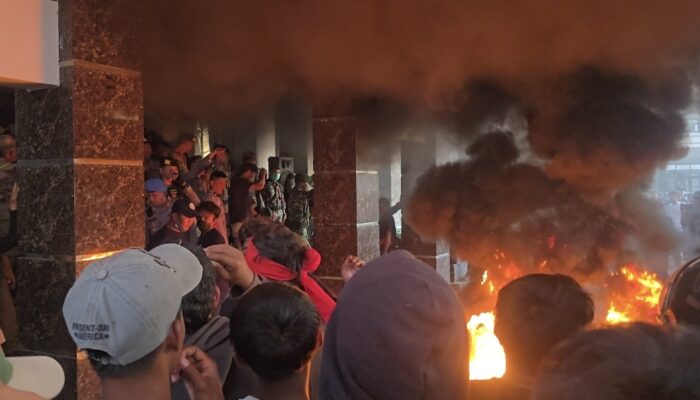 Simbol Perlawanan Proyek Geothermal, Massa Aksi Bakar Ban di Kantor Bupati Tana Toraja