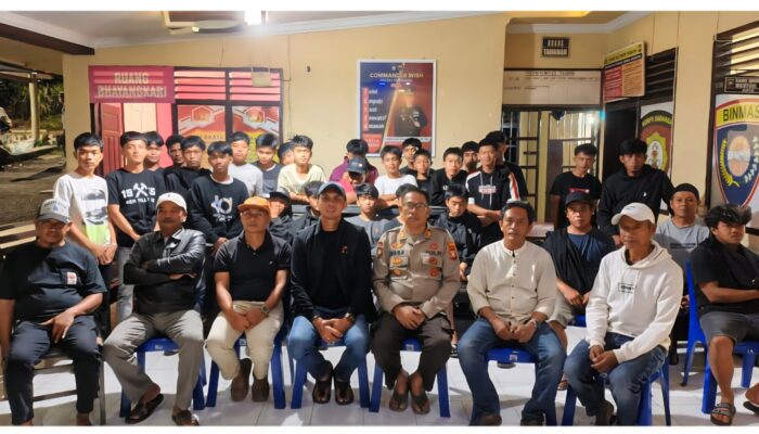 Kapolsek Alla Mediasi Bentrokan Pemuda di Enrekang, Dua Kelompok Sepakat Damai