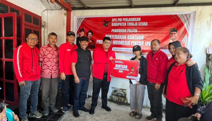 Peduli Pendidikan, PDI Perjuangan Toraja Utara Serahkan Bantuan Program Indonesia Pintar kepada 87 Siswa