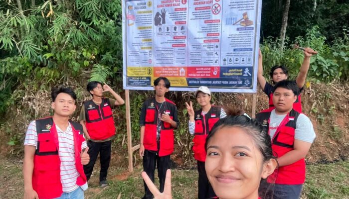 Mahasiswa KKN FH Unhas Pasang Infografis Edukasi Hukum di Kelurahan Bungin