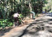 Bhabinkamtibmas Polsek Alla Gotong Royong Bersihkan Lingkungan, Cegah Karhutla