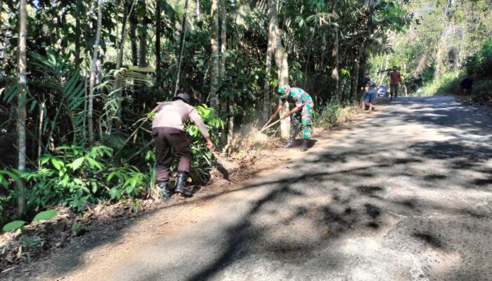 Bhabinkamtibmas Polsek Alla Gotong Royong Bersihkan Lingkungan, Cegah Karhutla