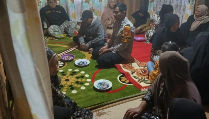 Bhabinkamtibmas Polsek Alla Sambangi dan Melayat Warga Binaan di Desa Tongko